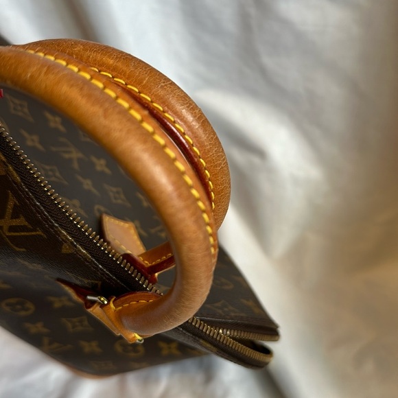 Louis vuitton Alma purse monogram. Beautiful, great condition inside and out. - Picture 3 of 11